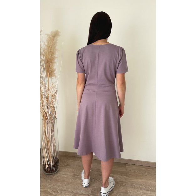 Klasikinė švelniai violetinės spalvos suknelė