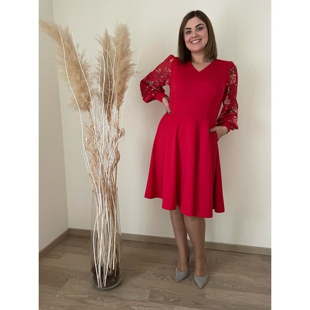 Raudona suknelė puošniomis rankovėmis